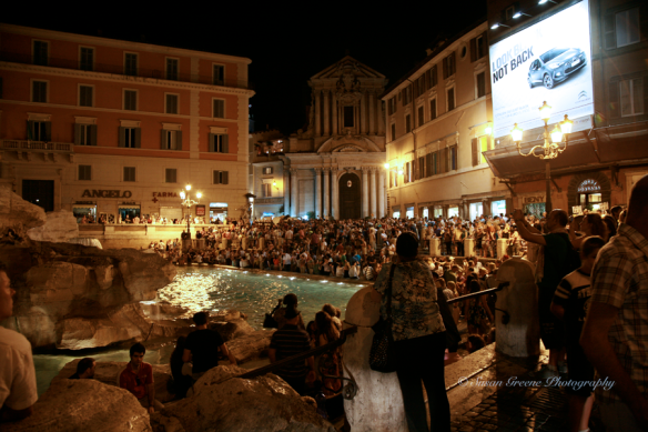 trevi fountain crowd iso
